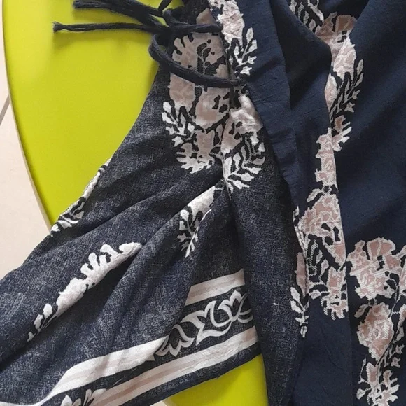 Top - Picture 2 of 2